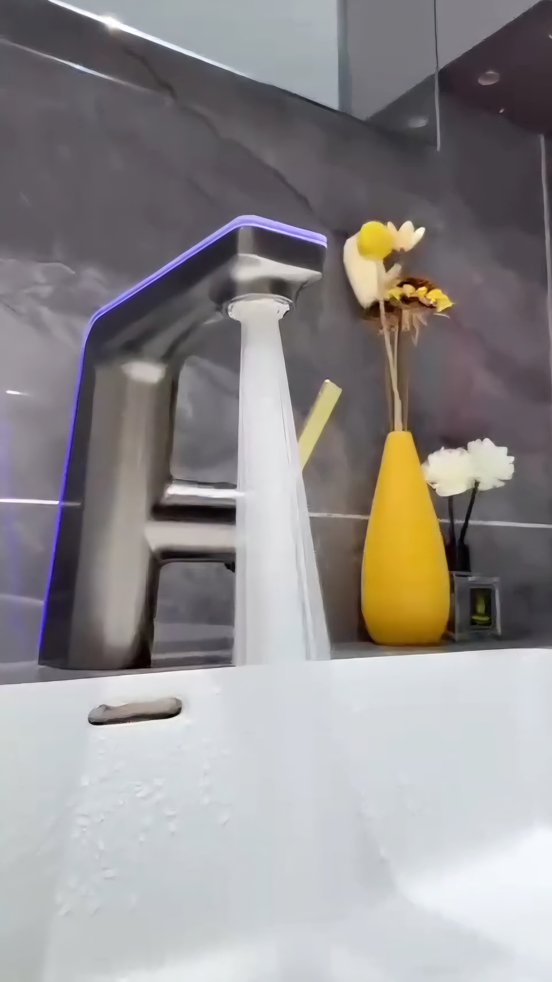 شیر روشویی LED دوحالته مدل Aqua Lite